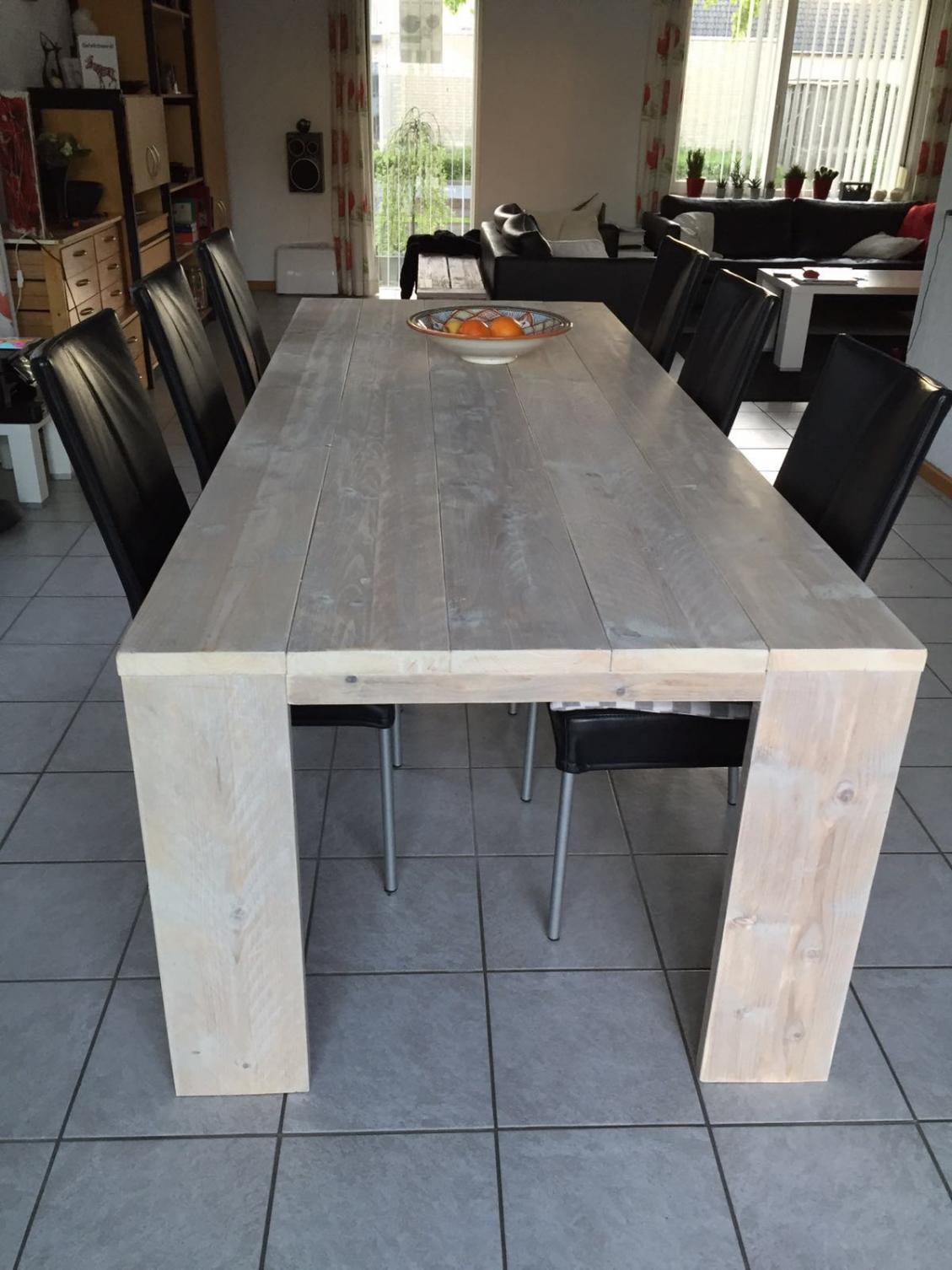 tafel gemaakt van gebruikt steigerhout en behandeld met white wash