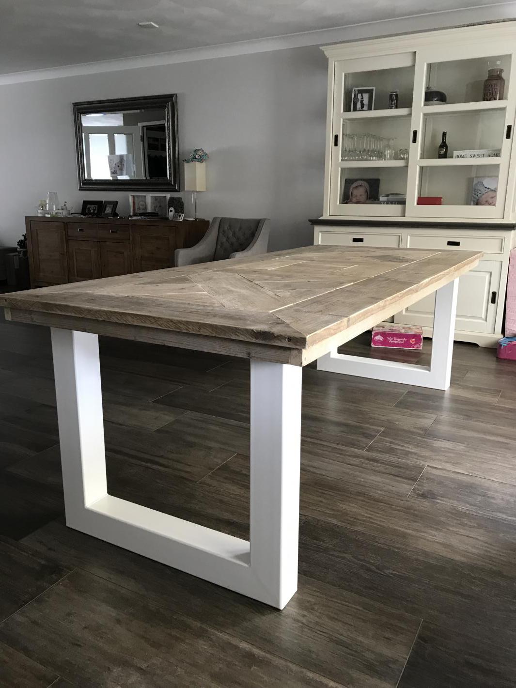 tafel met gepoeder coat onderstel